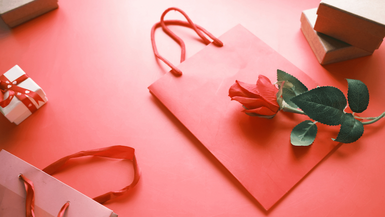 Gift Bag Trends: Paper vs Plastic - Which One Suits Your Brand? | Trendhunter