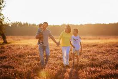 Bij Irina Hoek Photography leggen we geen foto’s vast — we vangen momenten en maken er herinneringen van.