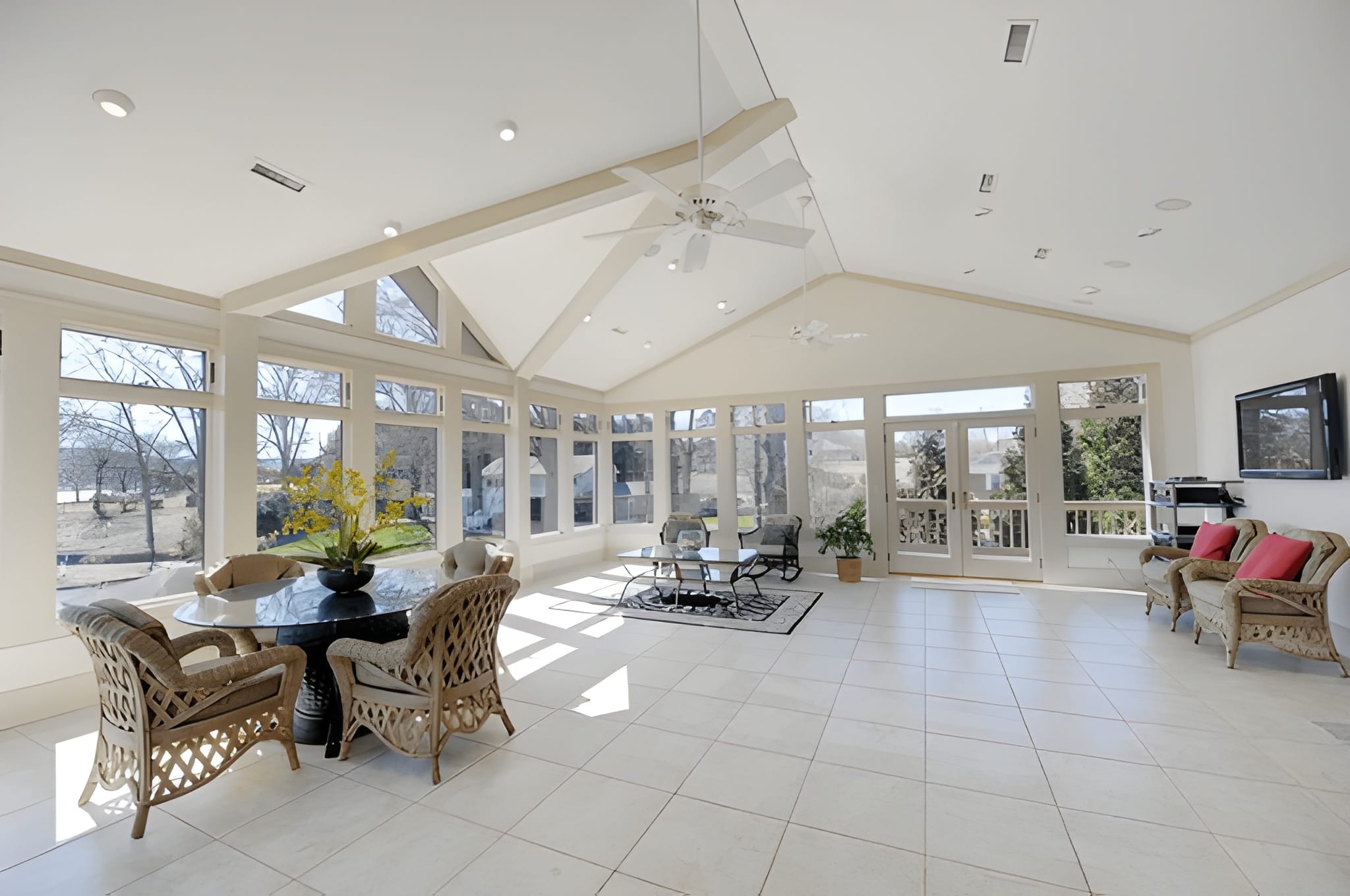 How Can a Sunroom Contractor Turn a Small Patio Into a Full Sunroom? – Writoka