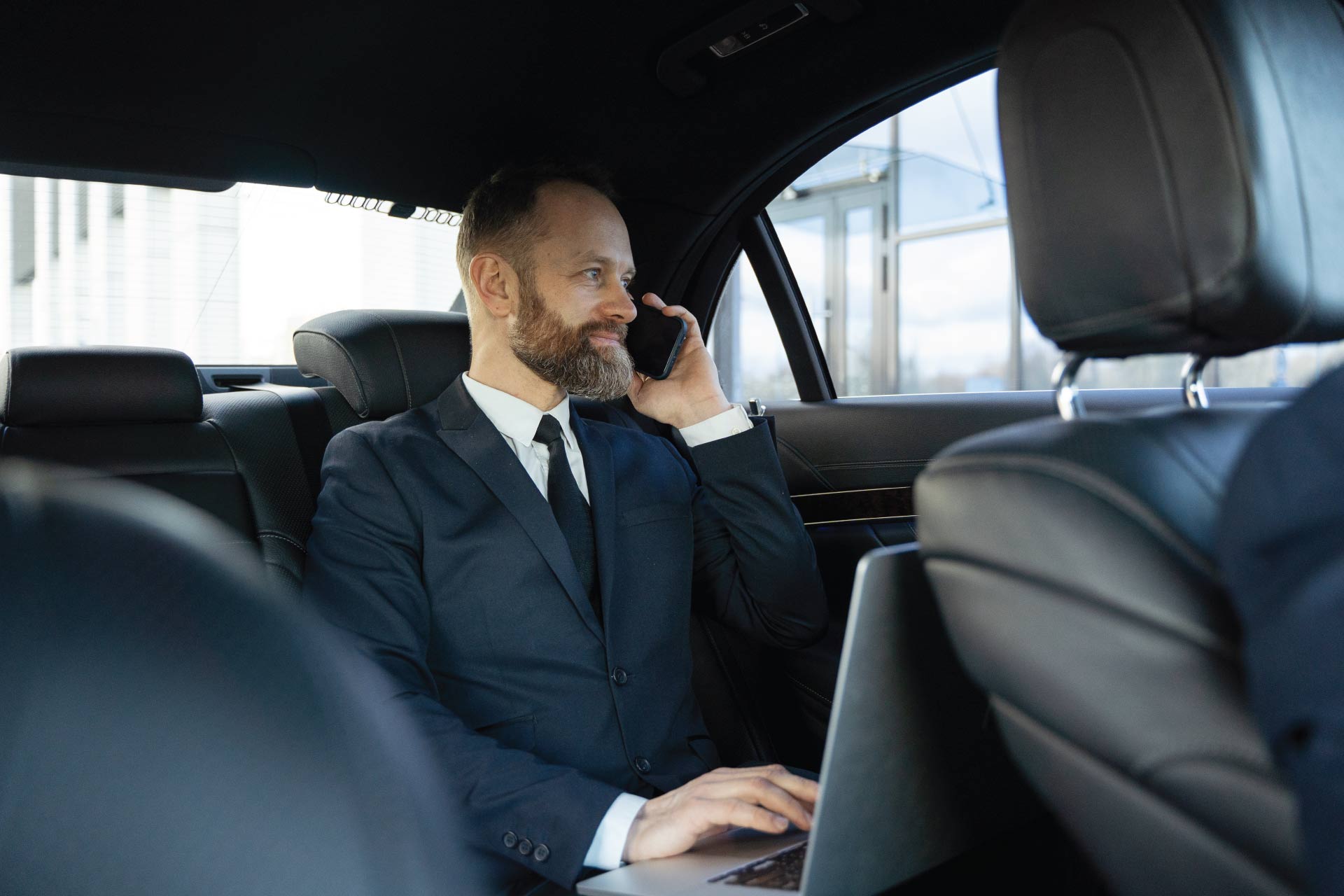 Corporate Limo Service in Kansas City | Executive black car service in Kansas City