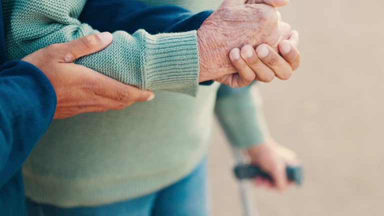 How Home Health Care Service Supports Seniors Living Alone