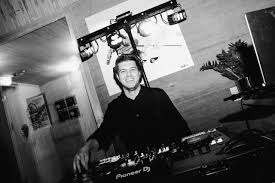 Der Sound Ihres Events: Professioneller DJ für Firmenfeiern...