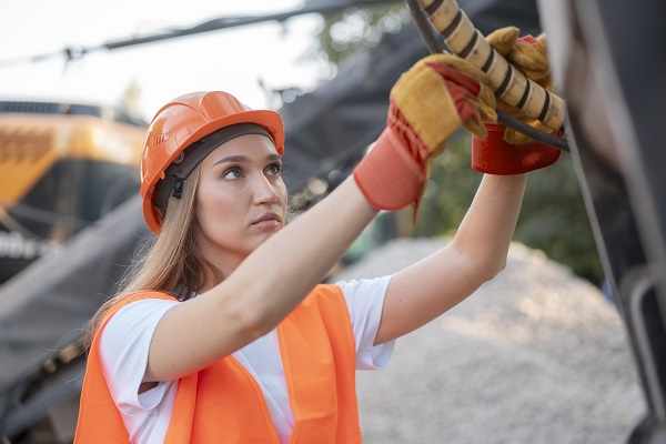 Excavator Safety: Essential Tips for First-Time Operators