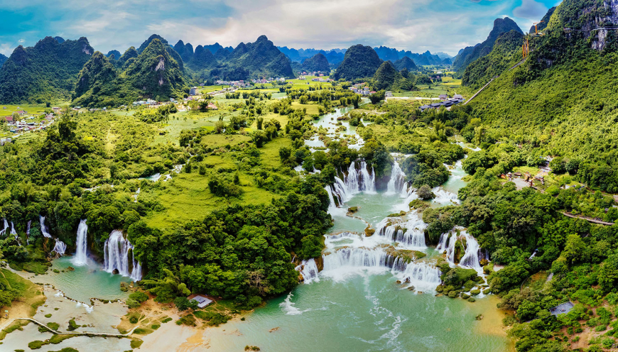 Ban Gioc Waterfall: Majestic beauty on the Northern border - VietnamTourist.Com