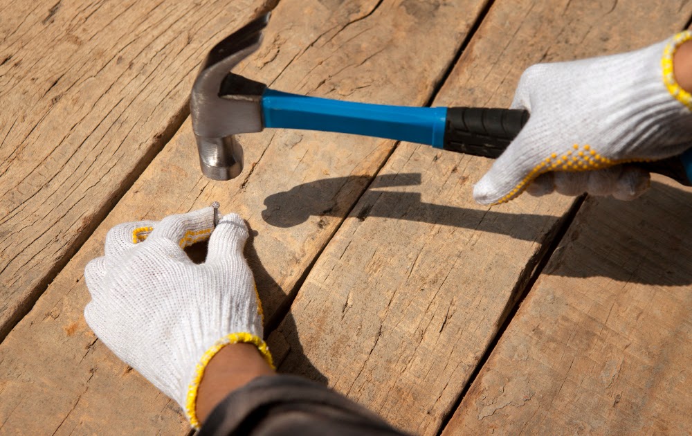 Deck Contractor and Fence Contractor: Improve Your Outdoor Space