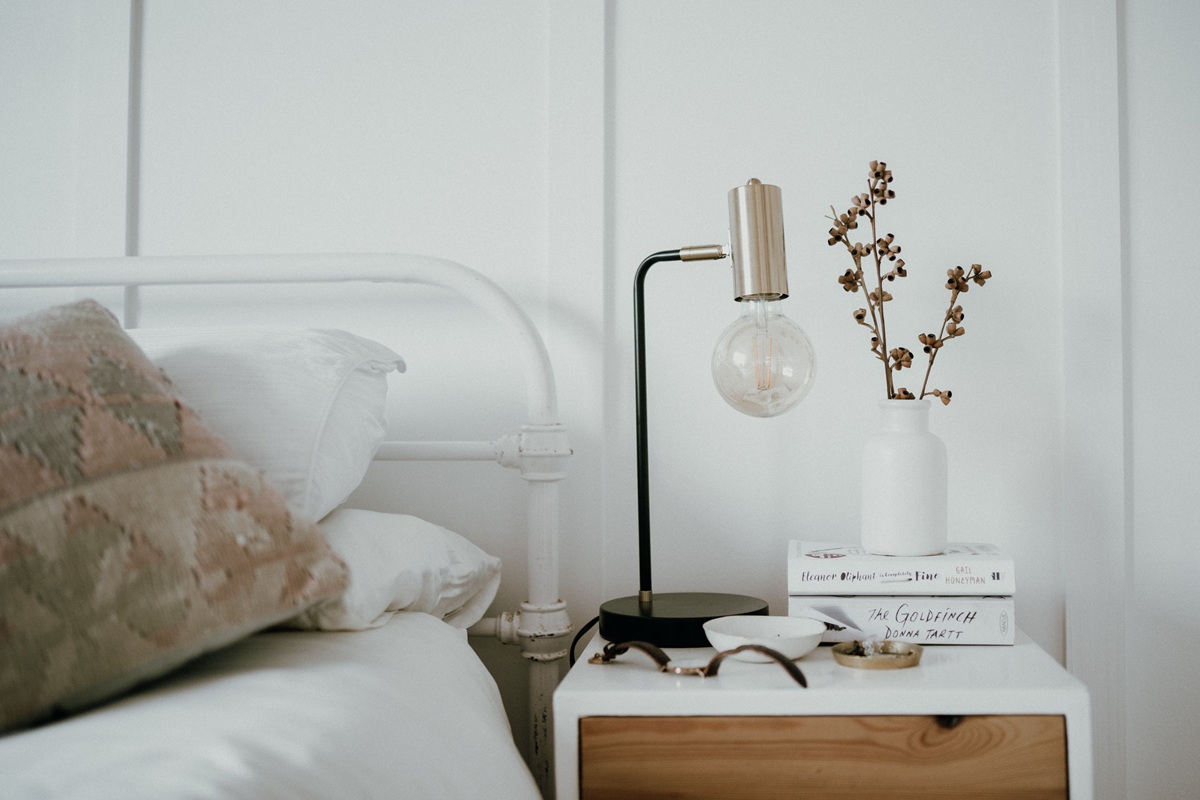 How Wooden Bedside Tables Bring Warmth and Character to the Bedroom – globex3