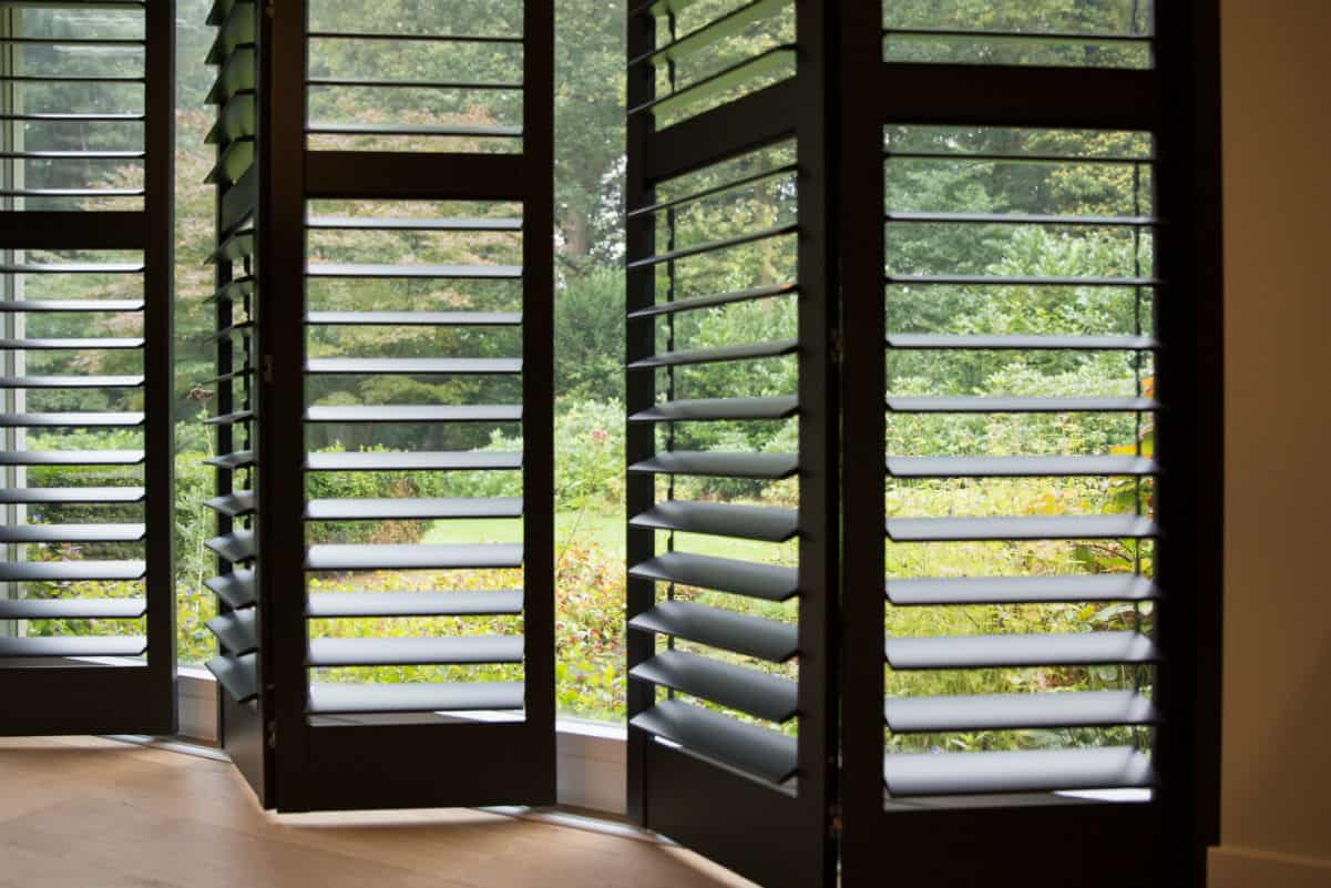 Houten shutters binnen: stijlvolle raamdecoratie voor elk interieur